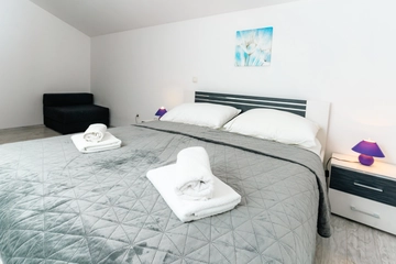 4-Bedroom Holiday House for up to 10 in Vrh