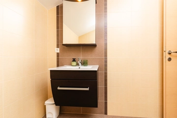 4-Bedroom Holiday House for up to 10 in Vrh