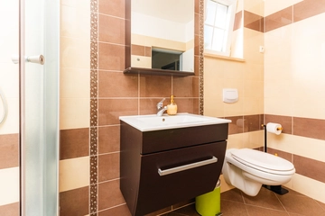 4-Bedroom Holiday House for up to 10 in Vrh