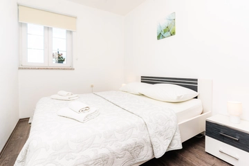 4-Bedroom Holiday House for up to 10 in Vrh