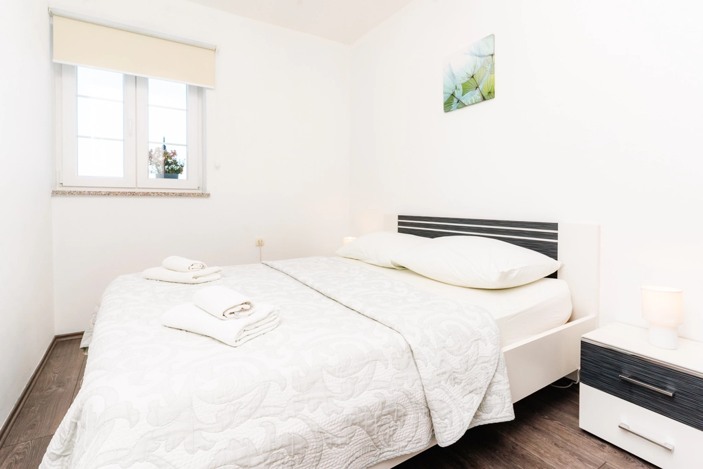 4-Bedroom Holiday House for up to 10 in Vrh
