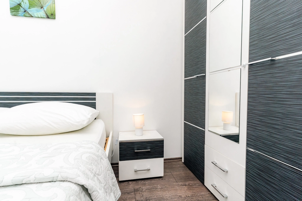 4-Bedroom Holiday House for up to 10 in Vrh