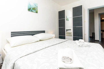 4-Bedroom Holiday House for up to 10 in Vrh