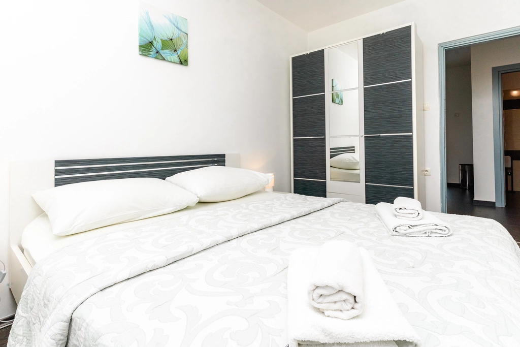 4-Bedroom Holiday House for up to 10 in Vrh