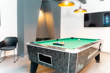 4-Bedroom Holiday House for up to 10 in Vrh