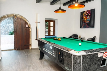 4-Bedroom Holiday House for up to 10 in Vrh