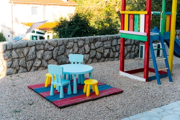 4-Bedroom Holiday House for up to 10 in Vrh