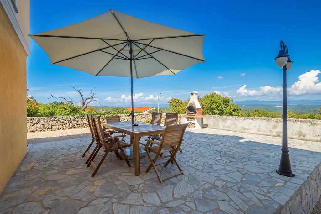 4-Bedroom Holiday House for up to 10 in Vrh