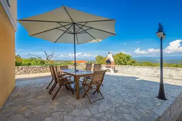 4-Bedroom Holiday House for up to 10 in Vrh