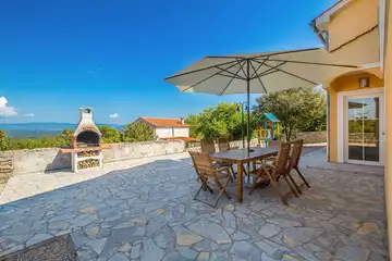 4-Bedroom Holiday House for up to 10 in Vrh