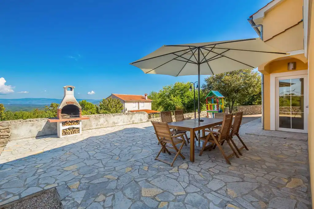 4-Bedroom Holiday House for up to 10 in Vrh
