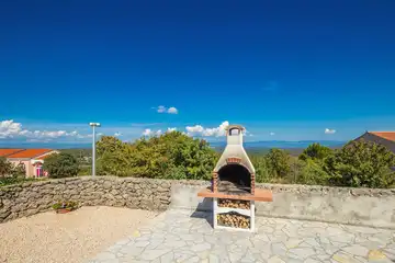 4-Bedroom Holiday House for up to 10 in Vrh