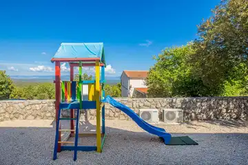 4-Bedroom Holiday House for up to 10 in Vrh