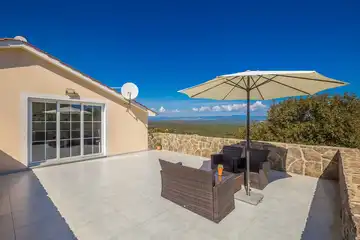 4-Bedroom Holiday House for up to 10 in Vrh