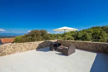 4-Bedroom Holiday House for up to 10 in Vrh