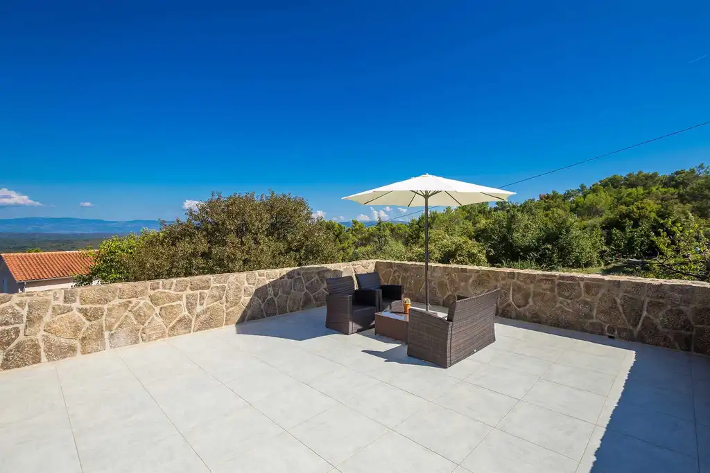 4-Bedroom Holiday House for up to 10 in Vrh