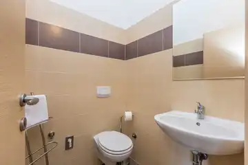 4-Bedroom Holiday House for up to 10 in Vrh