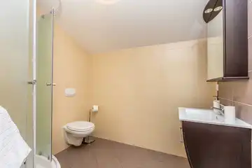 4-Bedroom Holiday House for up to 10 in Vrh