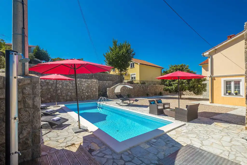 4-Bedroom Holiday House for up to 10 in Vrh