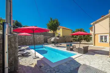 4-Bedroom Holiday House for up to 10 in Vrh