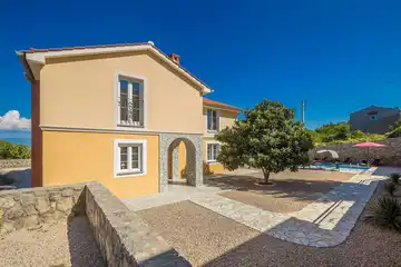 4-Bedroom Holiday House for up to 10 in Vrh