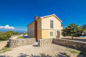 4-Bedroom Holiday House for up to 10 in Vrh