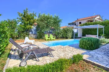 Linardići 3-Bedroom House with Private Pool & Jacuzzi