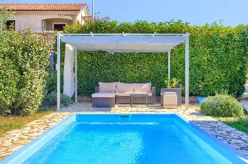 Linardići 3-Bedroom House with Private Pool & Jacuzzi