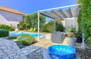 Linardići 3-Bedroom House with Private Pool & Jacuzzi