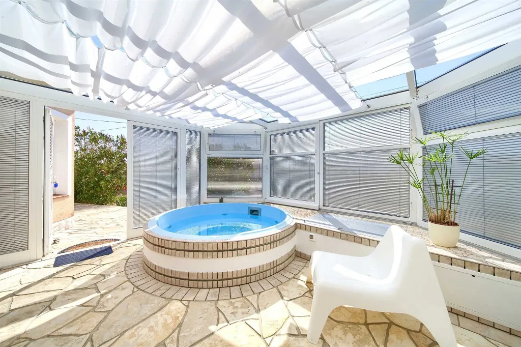 Linardići 3-Bedroom House with Private Pool & Jacuzzi