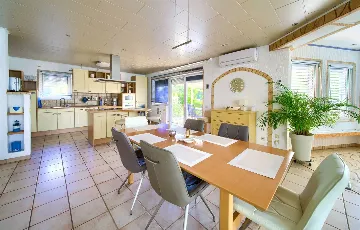 Linardići 3-Bedroom House with Private Pool & Jacuzzi