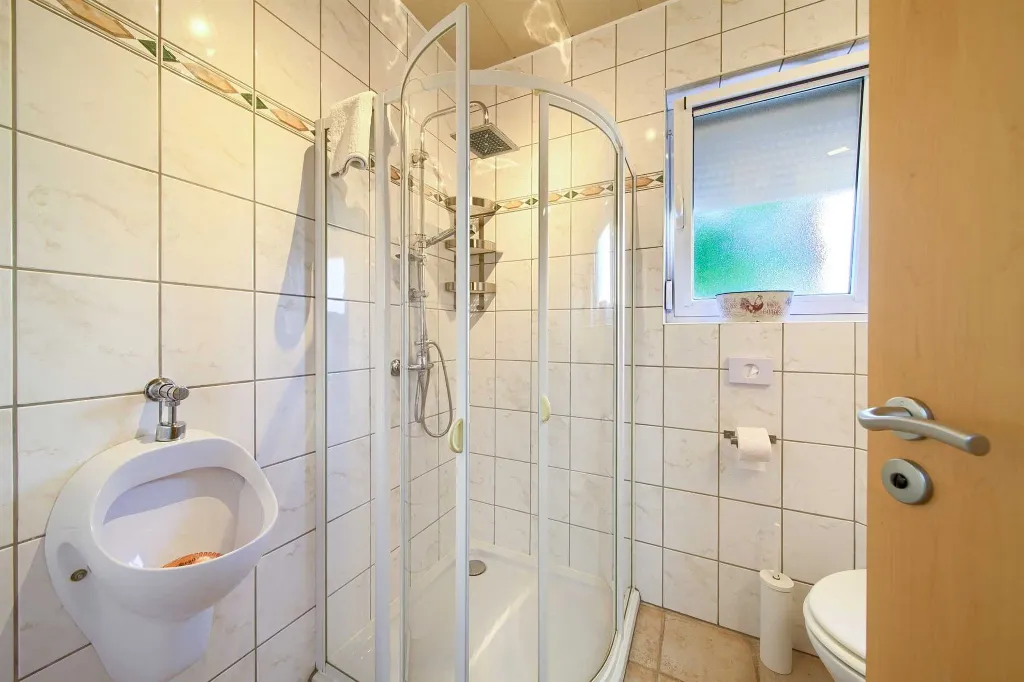 Linardići 3-Bedroom House with Private Pool & Jacuzzi