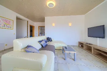 Linardići 3-Bedroom House with Private Pool & Jacuzzi