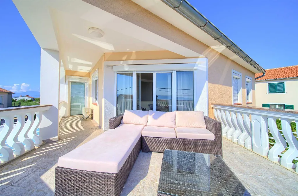 Linardići 3-Bedroom House with Private Pool & Jacuzzi