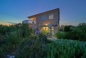 Linardići 3-Bedroom House with Private Pool & Jacuzzi