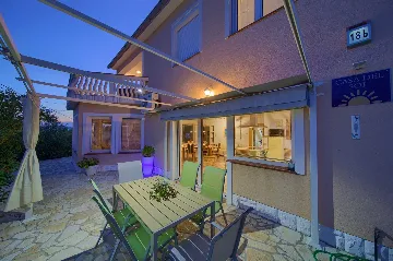 Linardići 3-Bedroom House with Private Pool & Jacuzzi