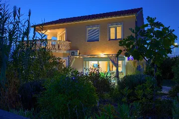 Linardići 3-Bedroom House with Private Pool & Jacuzzi