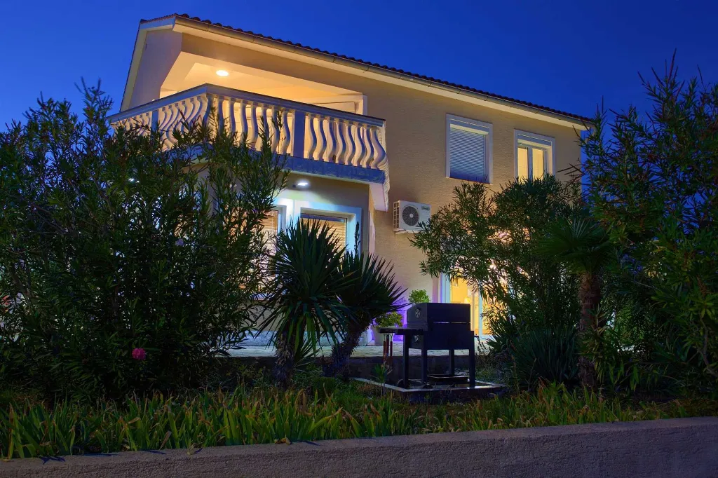 Linardići 3-Bedroom House with Private Pool & Jacuzzi