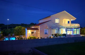 Linardići 3-Bedroom House with Private Pool & Jacuzzi