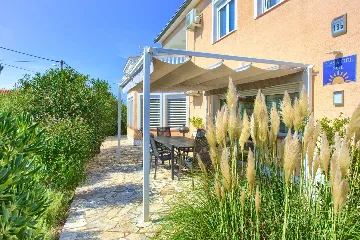 Linardići 3-Bedroom House with Private Pool & Jacuzzi