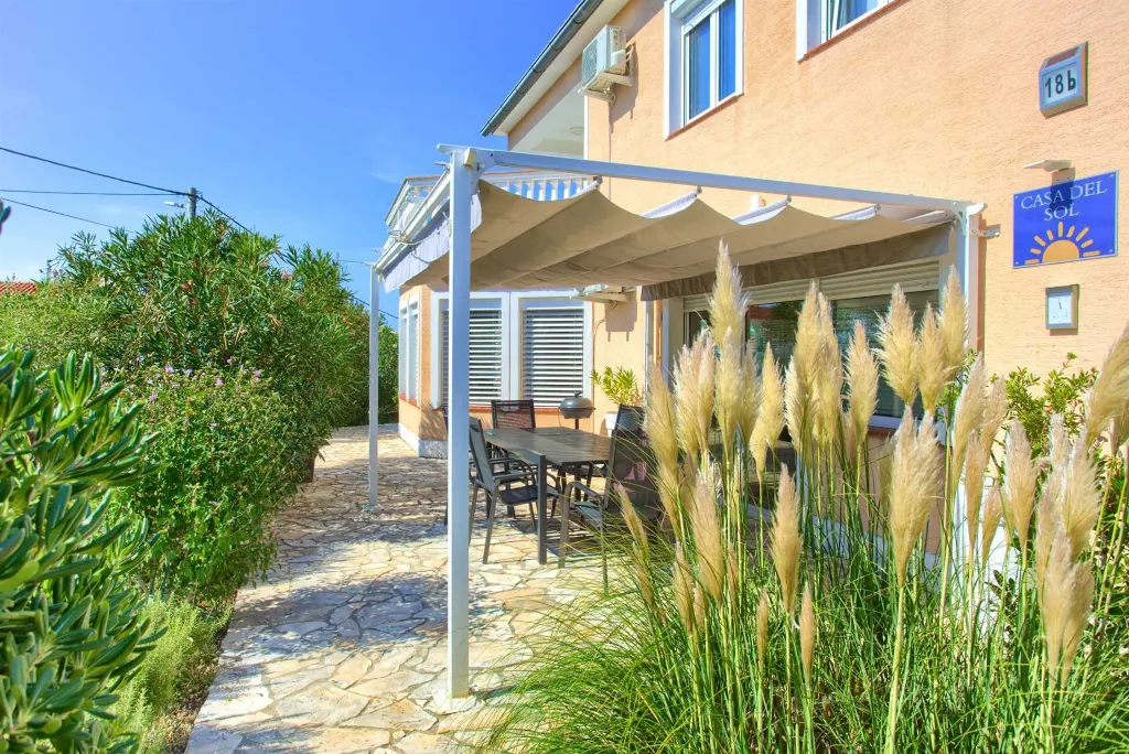 Linardići 3-Bedroom House with Private Pool & Jacuzzi