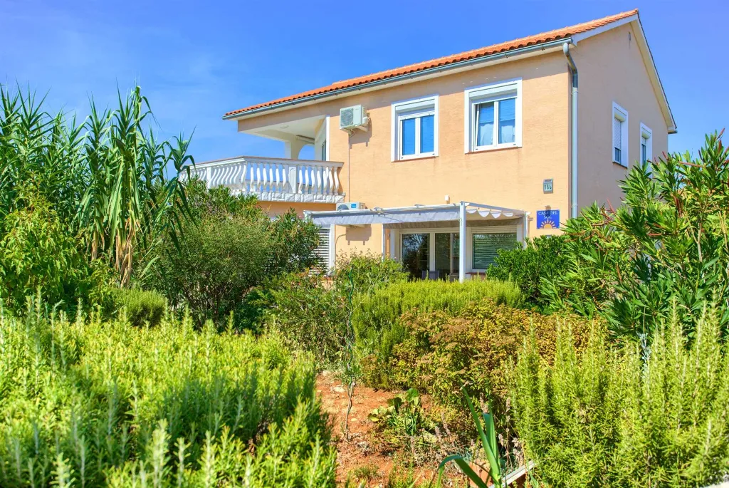 Linardići 3-Bedroom House with Private Pool & Jacuzzi