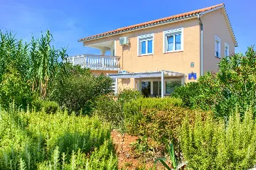 Linardići 3-Bedroom House with Private Pool & Jacuzzi