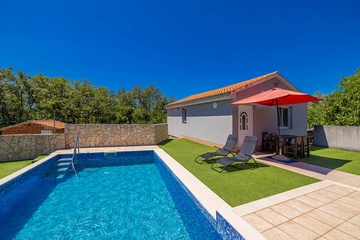 1-Bedroom Apartment with Private Pool in Linardići