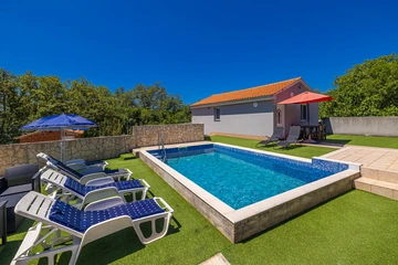 1-Bedroom Apartment with Private Pool in Linardići