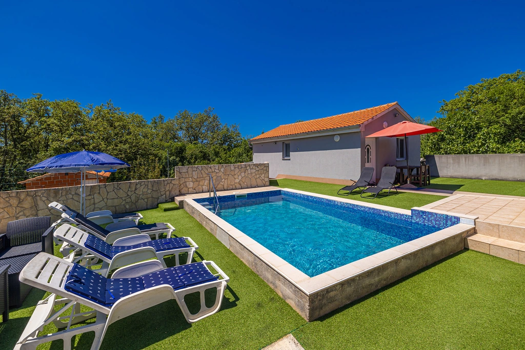 1-Bedroom Apartment with Private Pool in Linardići