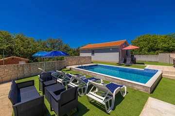 1-Bedroom Apartment with Private Pool in Linardići