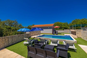 1-Bedroom Apartment with Private Pool in Linardići