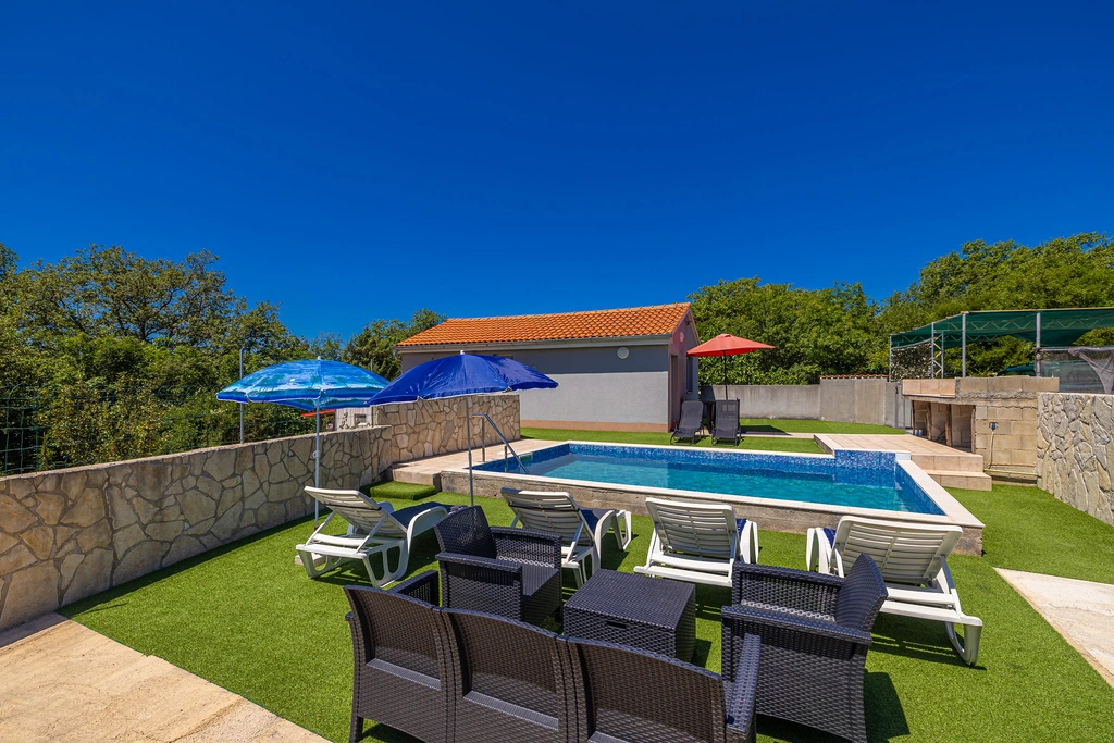 1-Bedroom Apartment with Private Pool in Linardići