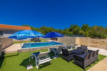 1-Bedroom Apartment with Private Pool in Linardići